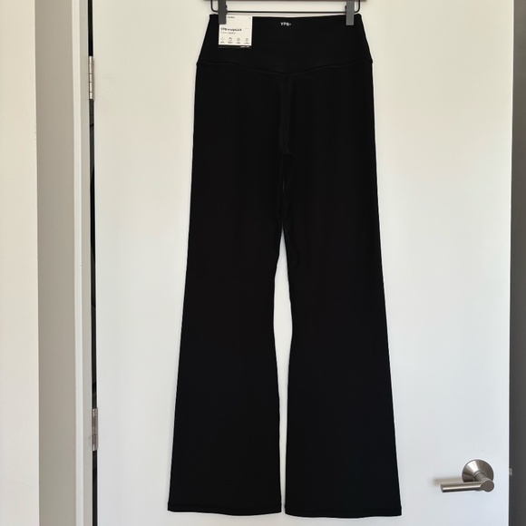 Abercrombie & Fitch YPB sculptLUX Curve Love Flare Legging - Picture 2 of 4